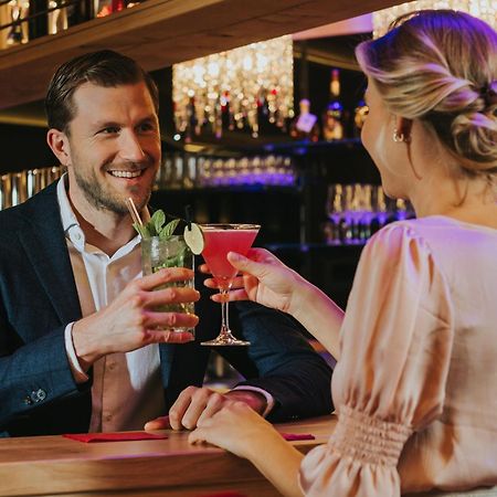 Ortner'S Resort Bad Füssing Екстериор снимка A couple drinking cocktails