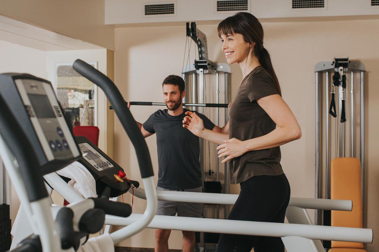 Ortner'S Resort Bad Füssing Екстериор снимка A personal trainer with a client
