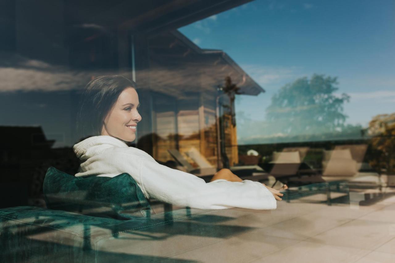 Ortner'S Resort Bad Füssing Екстериор снимка A woman relaxing at a resort