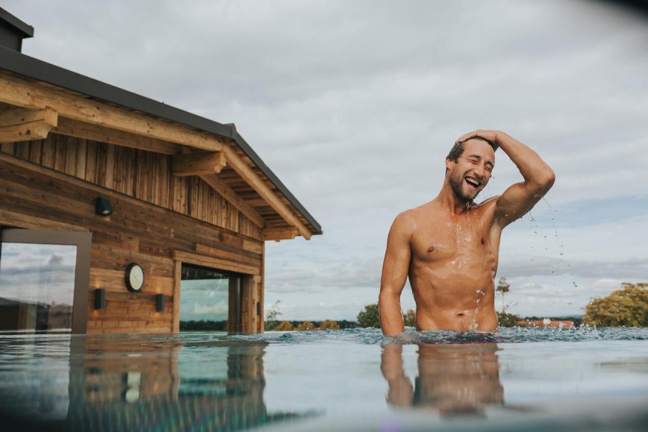 Ortner'S Resort Bad Füssing Екстериор снимка A man in a swimming pool
