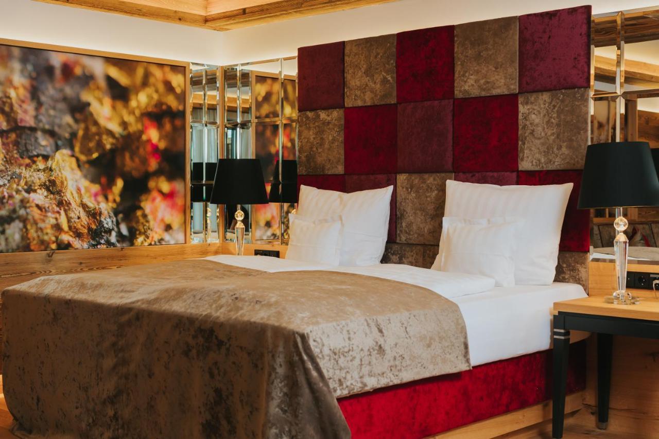 Ortner'S Resort Bad Füssing Екстериор снимка A bedroom at the Hotel de Crillon