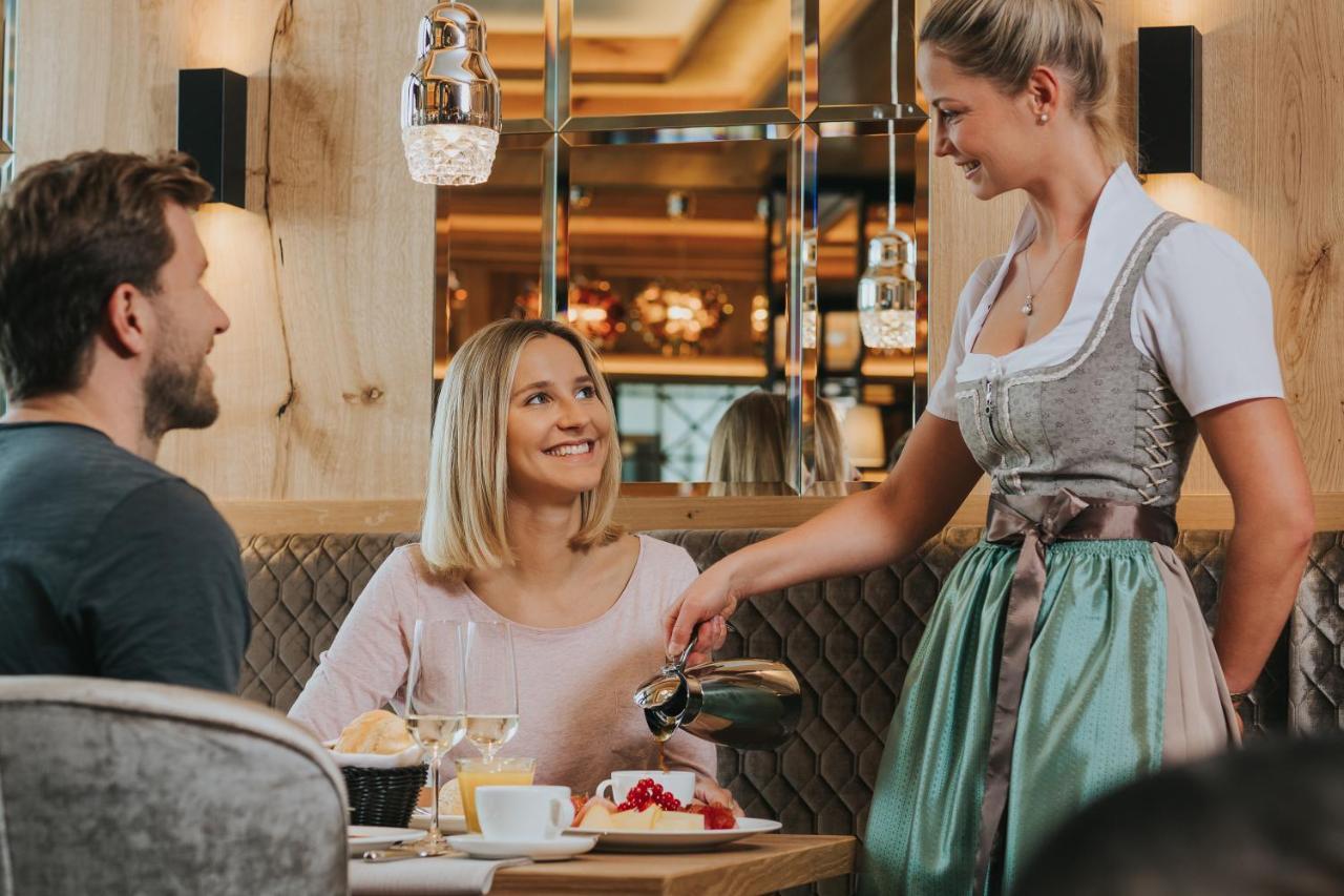 Ortner'S Resort Bad Füssing Екстериор снимка A waitress serving customers