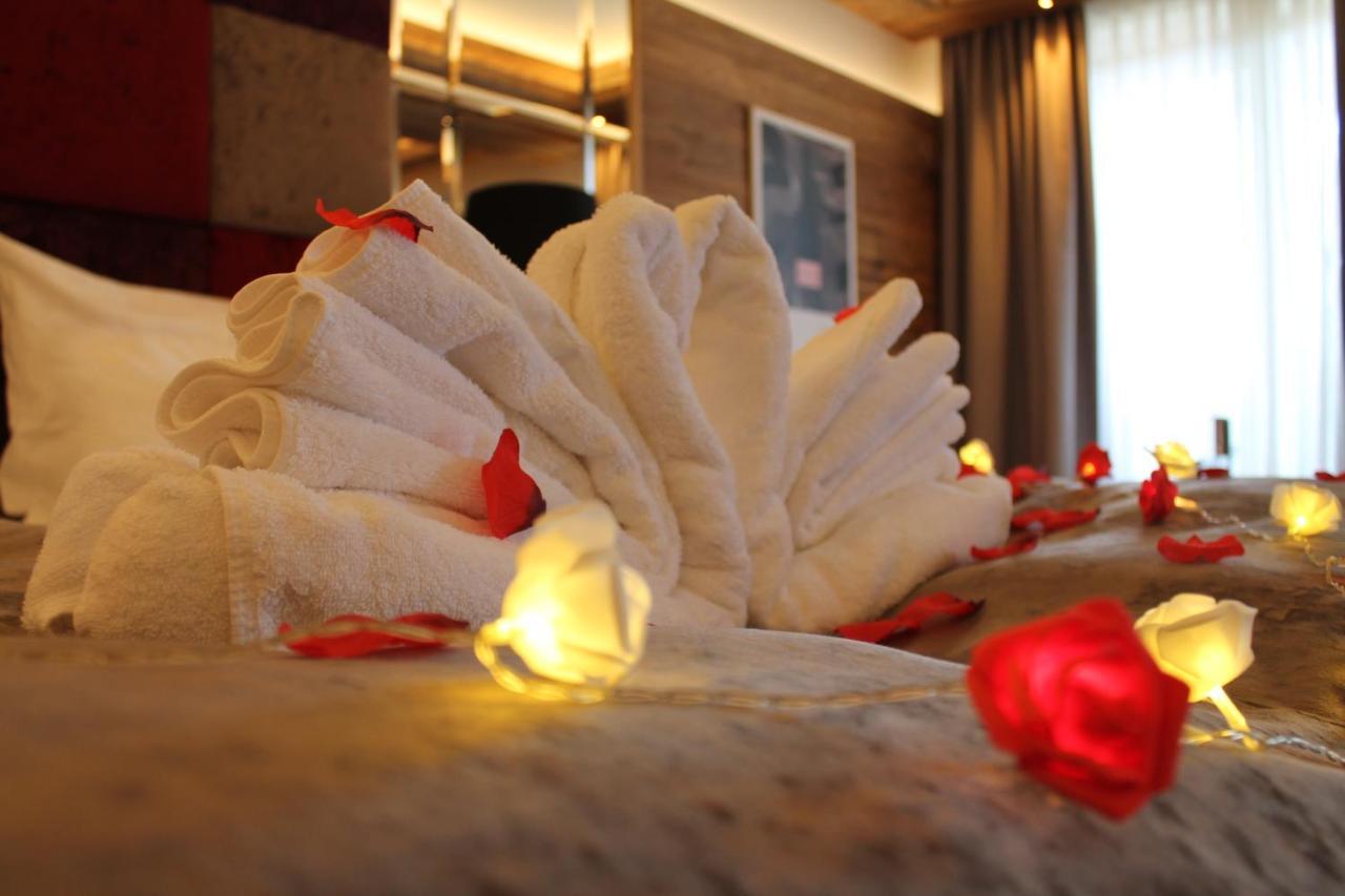 Ortner'S Resort Bad Füssing Екстериор снимка A towel swan
