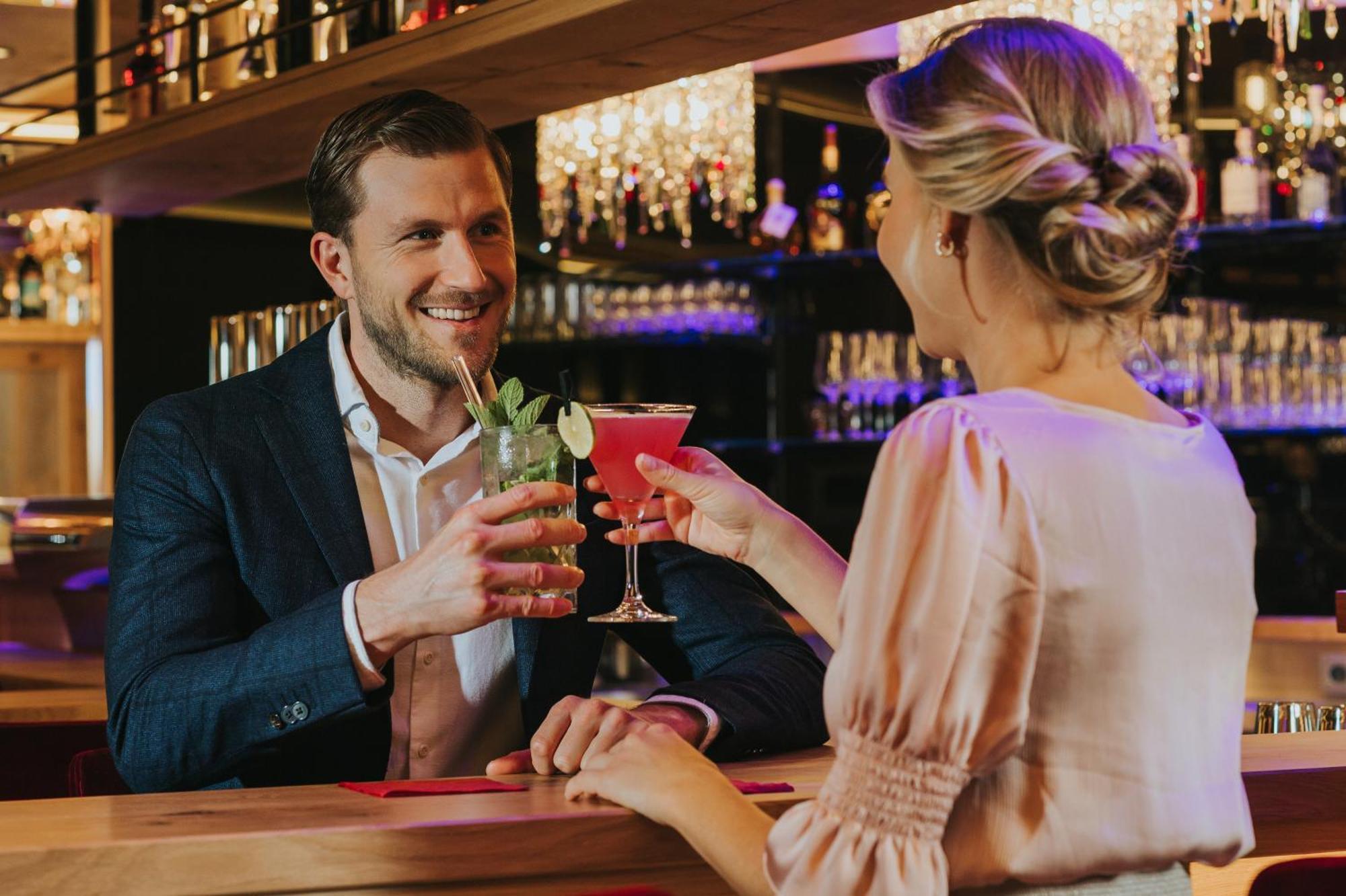 Ortner'S Resort Bad Füssing Екстериор снимка A couple drinking cocktails